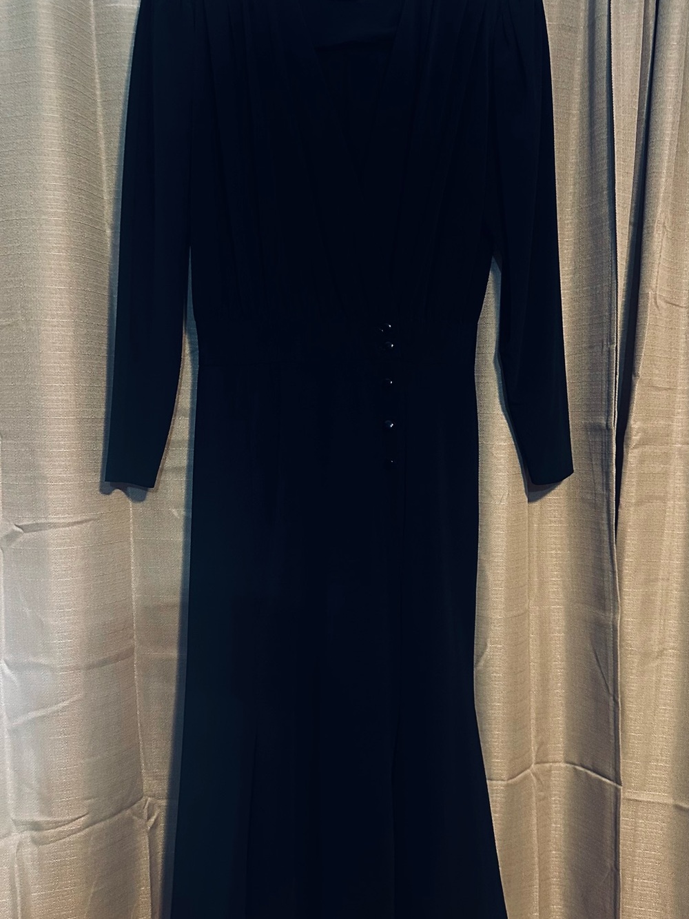 Elegant Black Long-Sleeve V-Neck Midi Dress